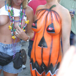 Pic #7 Things We Have Seen 2 - Topless Girls, Big Tits, Brunette, Outdoors, Public Place