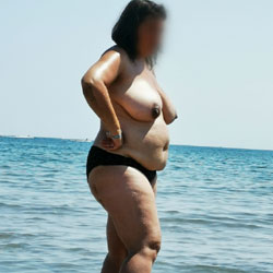 Pic #1 Extreme big tits topless French beach 