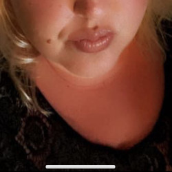 Pic #4 My sexy lips and toes.