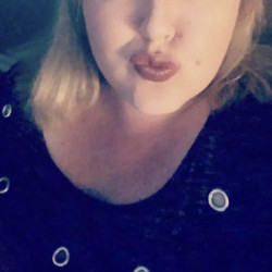 Pic #5 My sexy lips and toes.