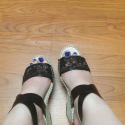 Pic #10 My sexy lips and toes.