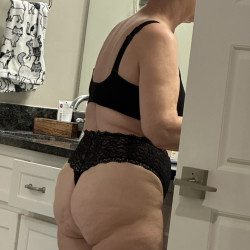 Pic #5 Showing Off Her Mature Ass