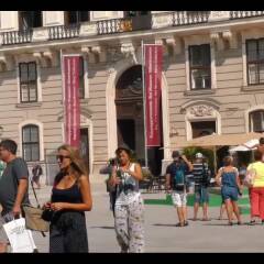 Gola na gradskom trgu