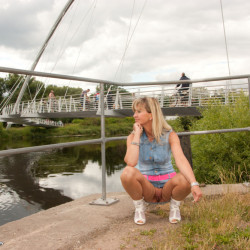 Pic #2 Nackt unterm Mini