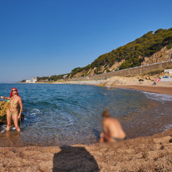 Pic #4 Naked girl on a public beach2